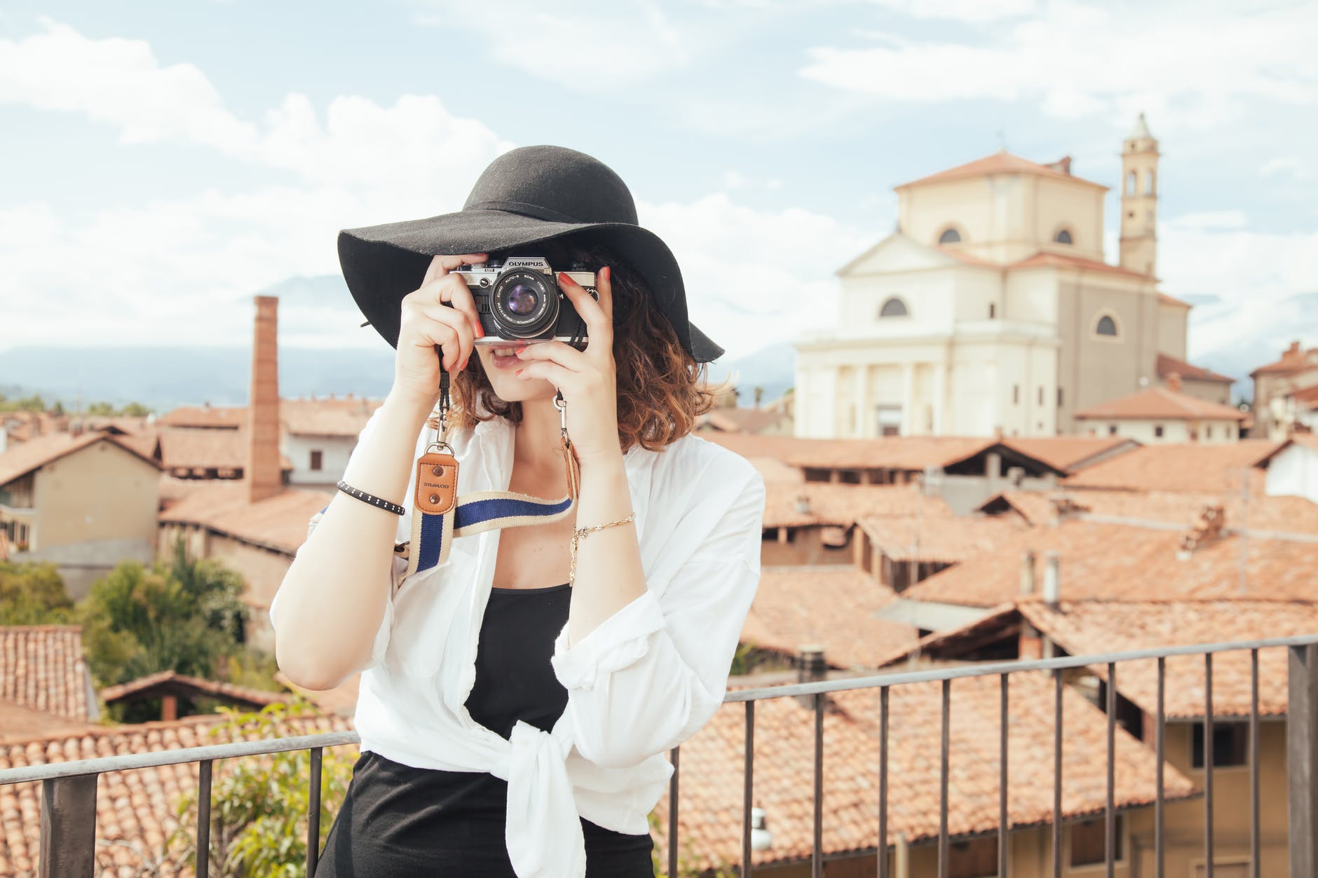 fashion person woman taking photo - Allgemeiner Respekt: Wie man auf Reisen kein abscheulicher Tourist ist